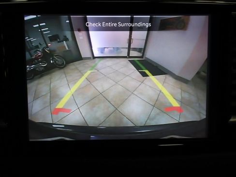 Used 2023 Chrysler Pacifica Touring-L FWD image 15