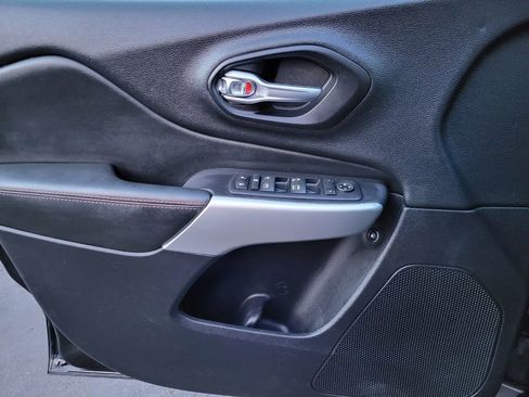 Used 2017 Jeep Cherokee Trailhawk w/ Comfort/Convenience Group image 10