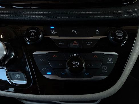 Used 2023 Chrysler Pacifica Touring-L FWD image 34