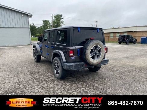 Used 2023 Jeep Wrangler Unlimited Sahara AWD/4WD image 7