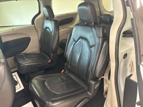 Used 2022 Chrysler Pacifica Touring-L FWD image 13