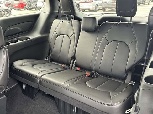 New 2026 Chrysler Pacifica Select image 9