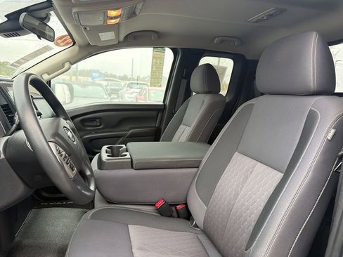 Used 2022 Nissan Titan S image 14