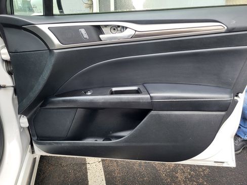 Used 2017 Ford Fusion SE w/ Fusion SE Technology Package image 19