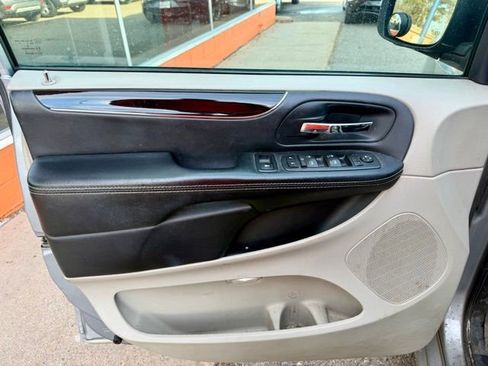 Used 2017 Dodge Grand Caravan SXT image 25