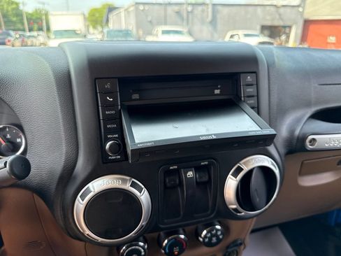 Used 2015 Jeep Wrangler Sahara w/ Connectivity Group AWD/4WD image 29
