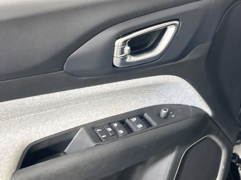 Used 2022 Jeep Compass Latitude image 17