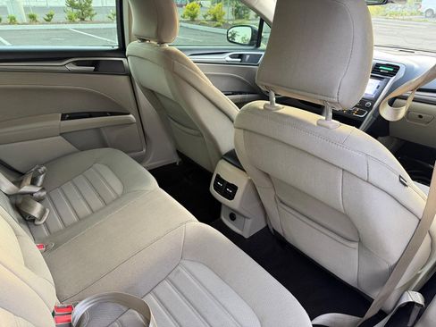 Used 2019 Ford Fusion SE FWD image 12