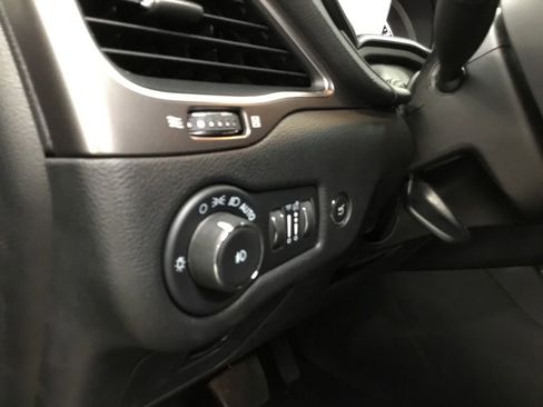Used 2022 Jeep Cherokee Latitude Lux w/ Sun & Sound Group AWD/4WD image 8