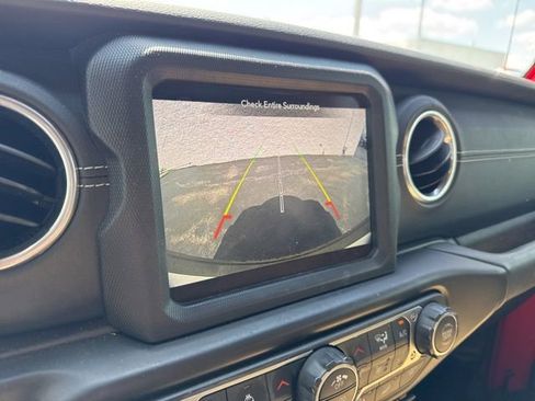Used 2018 Jeep Wrangler Unlimited Sahara AWD/4WD image 16