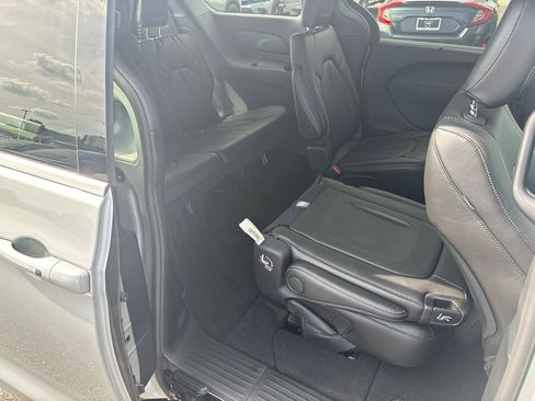 Used 2026 Chrysler Pacifica Select FWD image 27