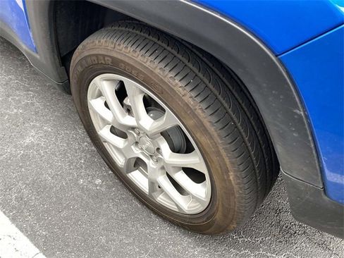 Used 2024 Jeep Compass Latitude image 11