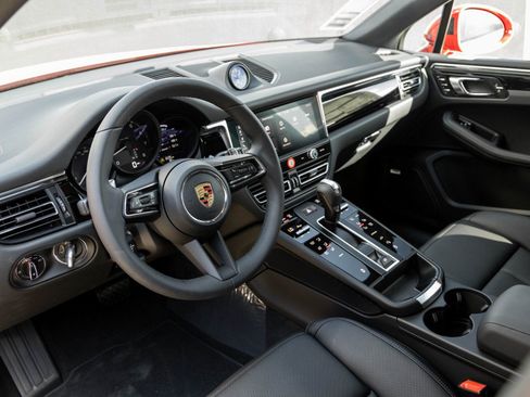 Certified 2025 Porsche Macan image 4