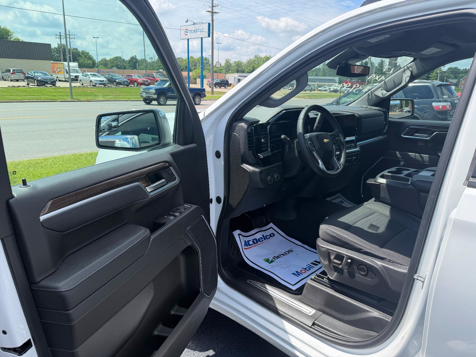 Used 2023 Chevrolet Silverado 1500 LT AWD/4WD image 8