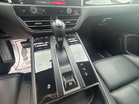 Used 2025 Porsche Macan AWD/4WD image 21