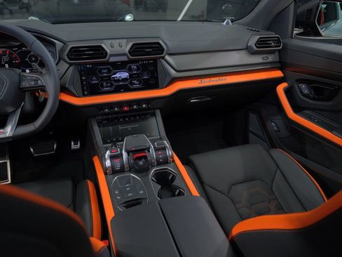 Used 2025 Lamborghini Urus SE image 54