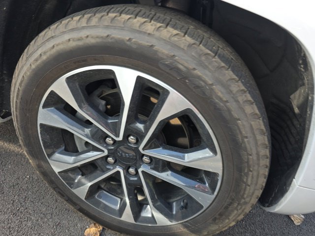 Used 2023 Jeep Grand Cherokee Overland w/ Luxury Tech Group IV AWD/4WD image 4