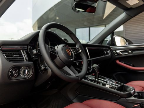 New 2026 Porsche Macan image 4