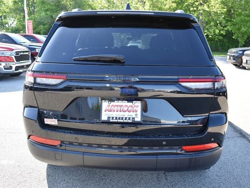 Used 2024 Jeep Grand Cherokee Altitude image 7