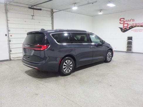Used 2021 Chrysler Pacifica Touring-L FWD image 4