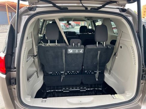 Used 2017 Chrysler Pacifica Touring FWD image 12