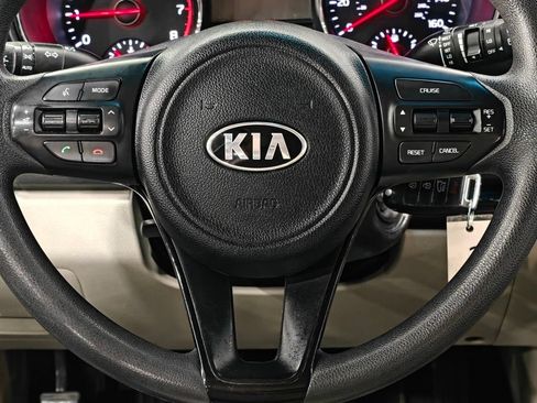 Used 2018 Kia Sedona L FWD image 5