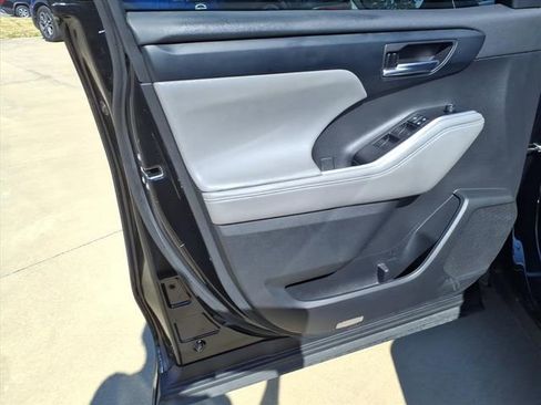 Used 2022 Toyota Highlander XLE image 23