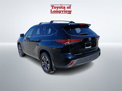 Certified 2023 Toyota Highlander XLE image 6