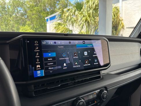 Used 2025 Jeep Wrangler Sahara AWD/4WD image 20