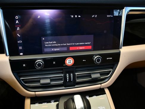 Certified 2023 Porsche Macan AWD/4WD image 32
