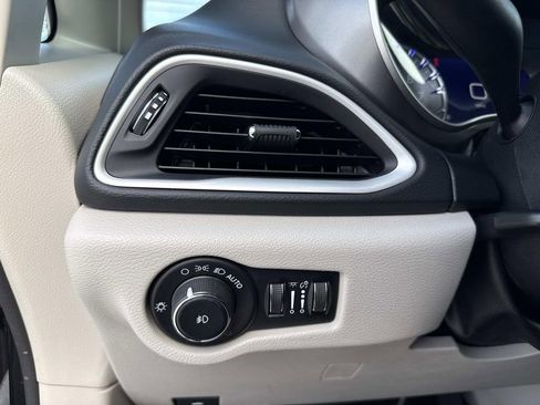 Used 2023 Chrysler Pacifica Touring-L image 34