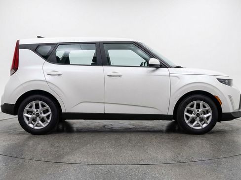 Used 2025 Kia Soul LX w/ LX Technology Package FWD image 11