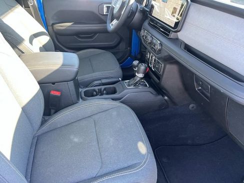 Used 2025 Jeep Wrangler Unlimited Sahara AWD/4WD image 23