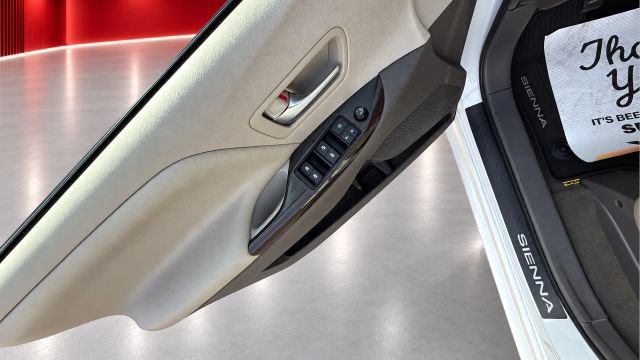 Used 2017 Toyota Sienna XLE w/ XLE Navigation Package FWD image 32