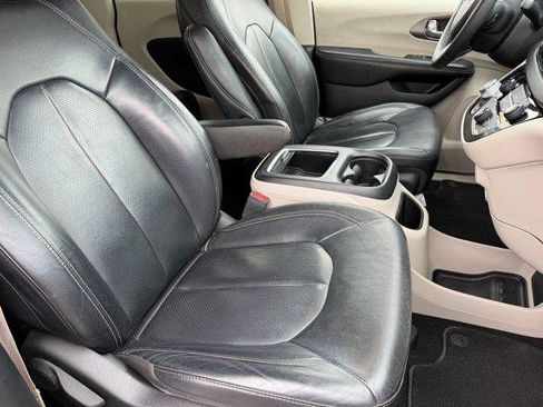 Used 2022 Chrysler Pacifica Touring-L image 11