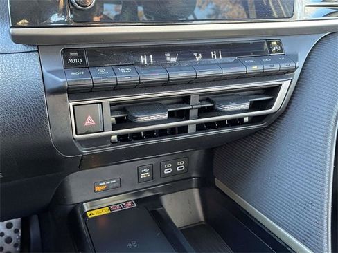 Used 2025 Toyota Camry SE image 29