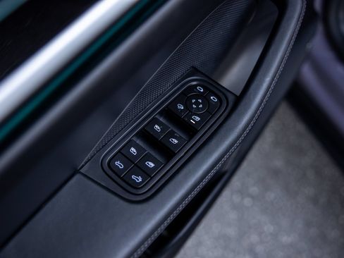 Certified 2025 Porsche Macan 4S Electric AWD/4WD image 40