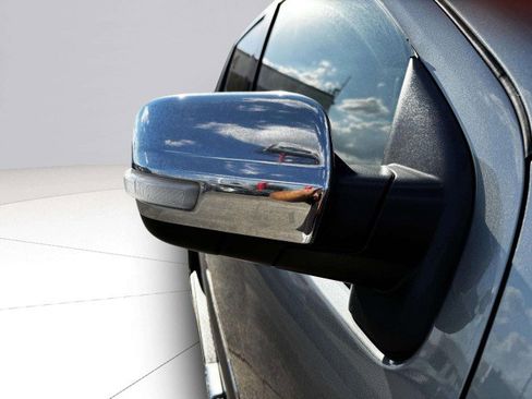 Used 2017 Nissan Titan SL image 9