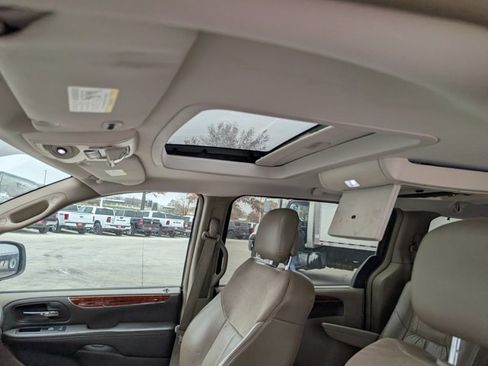 Used 2013 Chrysler Town & Country Limited w/ Luxury Group image 3