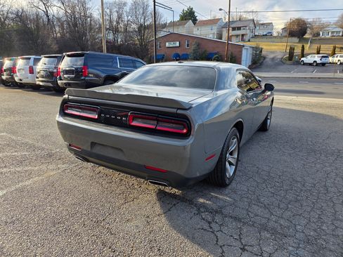Used 2019 Dodge Challenger SXT image 5