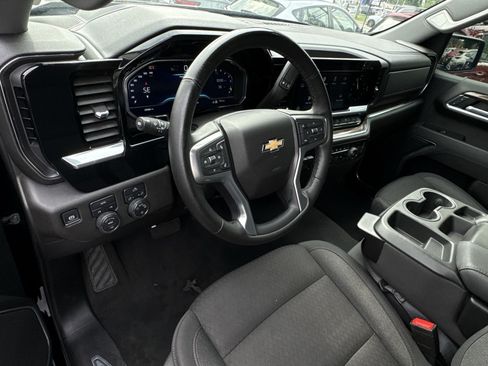 Used 2025 Chevrolet Silverado 1500 LT AWD/4WD image 16