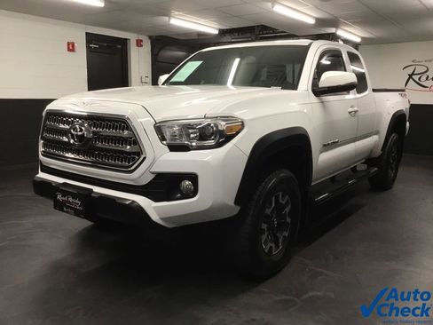 Used 2016 Toyota Tacoma TRD Off-Road w/ Premium & Technology Package image 5