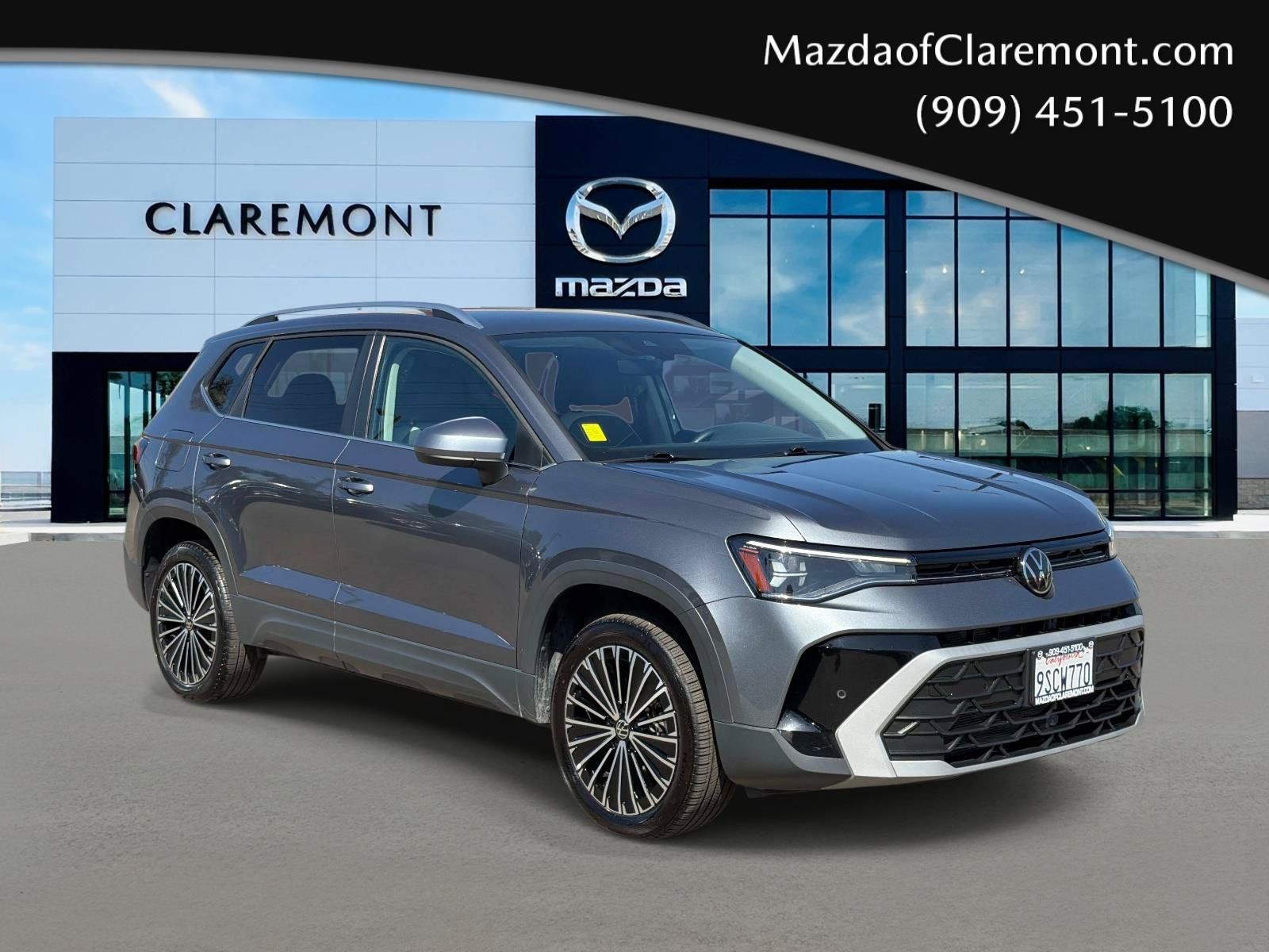 Used 2025 Volkswagen Taos SE FWD image 1