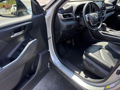 Used 2022 Toyota Highlander XLE AWD/4WD image 19