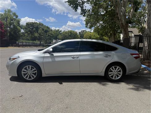 Used 2014 Toyota Avalon XLE Premium w/ Preferred Accessory Package FWD image 4