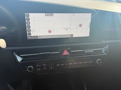 Used 2025 Kia Niro SX image 11