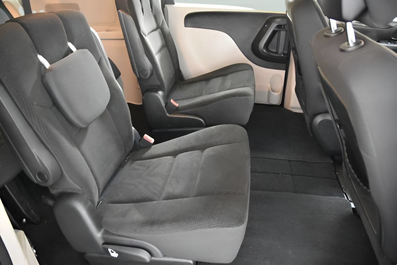 Used 2018 Dodge Grand Caravan SE w/ UConnect Hands-Free Group FWD image 24