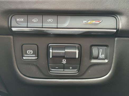 Certified 2025 Cadillac Escalade ESV V AWD/4WD image 34
