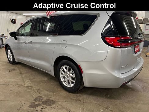 Used 2024 Chrysler Pacifica Touring-L image 3
