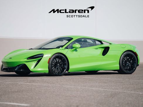Used 2025 McLaren Artura image 4